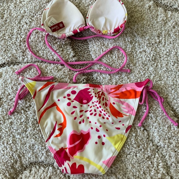 Guess Bikini - Picture 5 of 6